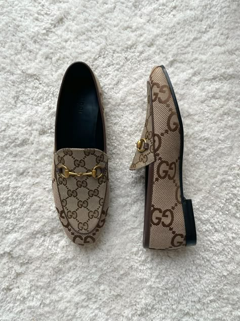 Designer Loafers Women, Gucci Loafers Men, Gucci Shoes For Men, Cool Shoes For Men, Gucci Loafers Women, Gucci Flat Shoes, Gucci Dress Shoes, Trending Shoes For Men, Loafers Gucci