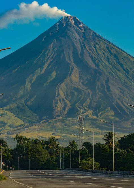 Tropical Volcano, Mount Mayon, Philippines Wallpaper, Volcano Wallpaper, Volcano Pictures, Gymnastics Wallpaper, Mayon Volcano, Pablo Picasso Drawings, Philippines Culture