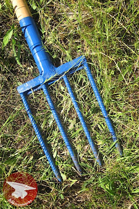 Digging fork how to make from scrap DIY digging Fork for garden Easy and simple from scrap Digging Fork, Pitch Fork, Garden Tools Diy, Pitch Forks, Best Garden Tools, Metal Fabrication Tools, Beaver Dam, Fabrication Tools, Metal Welding