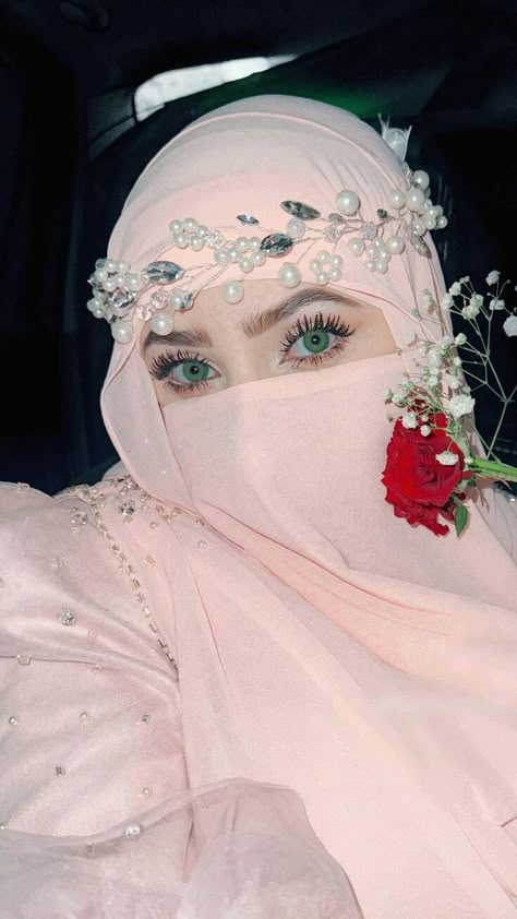 Couples Candid Photography, Niqab Aesthetic, Niqabi Bride, Rose Gold Wallpaper Iphone, Girly M Instagram, Rose Flower Photos, Hijab Dp, Al Qur'an Photography, Clothing Wardrobe