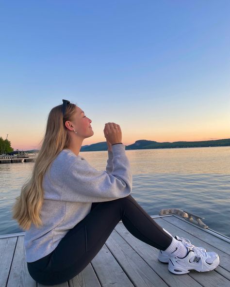 sunset lake picture Dock Poses, Sunset Lake, Lake Sunset, Lake Pictures, Boat Dock, Insta Inspo, Aesthetic Aesthetic, Instagram Pictures, Mirror Selfie