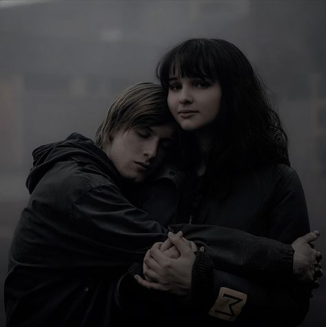 Jonas And Martha Dark, Martha Nielsen, Martha Dark, Louis Hofmann, Dark Netflix, Boy Blurred Pic, Blurry Pictures, Life Quotes Pictures, Netflix Originals