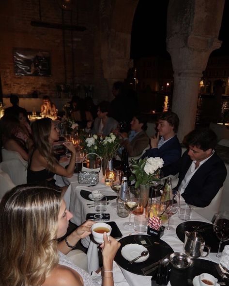 Rich People Party, Old Money Cocktail Party Dress, Social Events Aesthetic, Rich People Party Aesthetic, Rich Party Aesthetic, Rich Family Dinner Aesthetic, Fancy Dinner With Friends Aesthetic, Family Dinner Aesthetic, Old Money Party