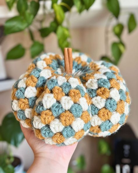 Introducing the Granny Pumpkin 🍂 Every Fall season, I always have a new pumpkin style to surprise you with! Meet the newest member of the pumpkin patch ✨ This crochet pumpkin utilizes the granny stitch for a totally unique look. I’ll have a few at this weekend’s market at @saskatoonfarm in varying sizes and colour palettes! Crochet Pattern by @stitchsisterco Yarn is @lionbrandyarn Hue & Me #saskatoonfarm #crochetpumpkin #pumpkinseasonishere #ShareMyLBY #shoplocalyyc #calgarymarkets #hand... Granny Stitch Pumpkin, Granny Square Pumpkin, Granny Square Stitch, Square Pumpkin, Stitch Pumpkin, Pumpkin Patterns Free, Alpine Stitch, Granny Stitch, Square Stitch