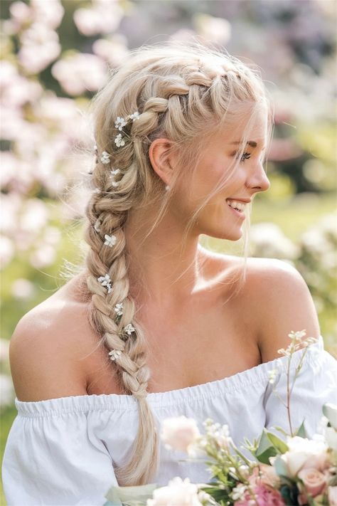 Discover the charm of natural braided hairstyles that effortlessly enhance your bohemian vibe. This stunning fishtail braid, adorned with delicate flowers, showcases the beauty of your hair while keeping it stylishly in place. Perfect for festivals or summer gatherings, this look embraces your natural texture and adds a touch of whimsy to any outfit. Dive into this enchanting hairstyle and let your creativity flow! #BraidedHairstyles #NaturalBeauty #BohoChic #FishtailBraid Braided Fancy Hairstyles, Fishtail Braid Bridal Hair, Wedding Hairstyles Side Braid, Wedding Side Braid, Bridal Side Braid, Garden Hairstyles, Braided Bridal Hairstyles, Bridal Braided Hairstyles, Side Braid Wedding