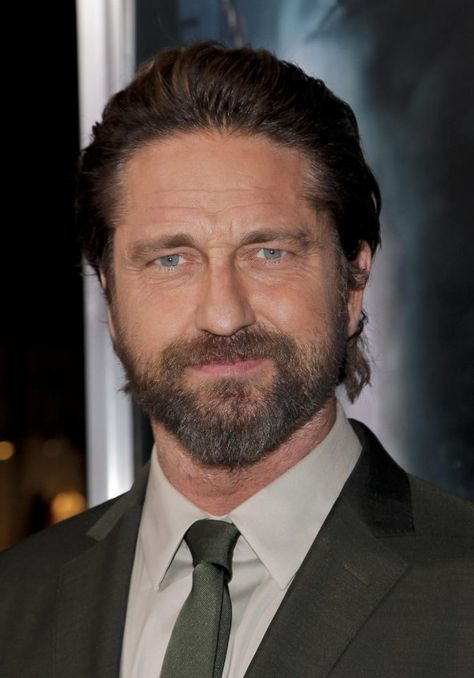 HAPPY 49th BIRTHDAY to GERARD BUTLER!!  11 / 13 / 2018  Scottish actor and producer. In 2006, he starred as Spartan King Leonidas in the Warner Bros. production 300, which is often described as his breakthrough role. Butler, who said he "wanted to look really strong" in the film, trained with a high-intensity workout for four months prior to the film's shooting. Gerard Butler House, Spartan 300 Workout, Gerard Butler 300, Faye Brookes, Gerald Butler, London Has Fallen, Actor Gerard Butler, Malibu House, Jacqueline Jossa