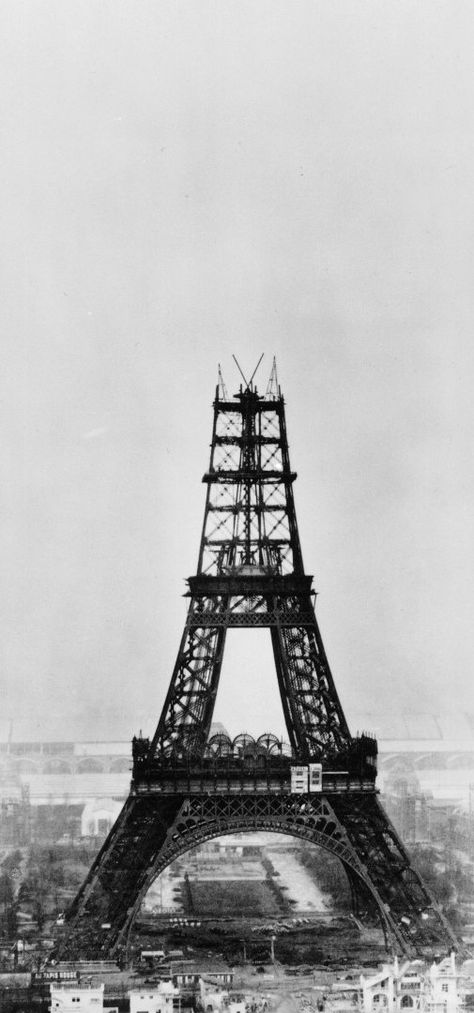 10 Amazing Photos Show The Eiffel Tower Rising Above Paris Paris History, Photos Black And White, Rare Historical Photos, Famous Pictures, New Orleans French Quarter, Famous Photos, Historical Images, History Pictures, History Photos