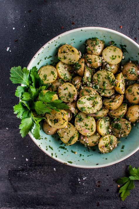 My chimichurri potato salad is packed with flavor from the fresh herbs and garlic! It's the perfect healthy and easy to prepare side dish that's ideal for those who do not like creamy potato salad. Veggie Lettuce Wraps, Potato Salad Healthy, Chimichurri Recipe, Garlic Roasted Potatoes, Potato Salad With Egg, Easy Potato Salad, Creamy Potato Salad, Salad Recipes Video, Chips Ahoy