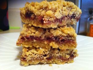 Raspberry Oat Bars made with Duncan Hines Classic Yellow Cake mix by The Cookie Crumbles. Quinoa Peanut Butter, Raspberry Oat Bars, Desserts Raspberry, Lemon Biscuits, Puffed Quinoa, Peanut Butter Balls Recipe, Cake Mix Desserts, Oatmeal Cake, Butter Balls