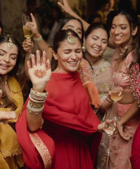 Alia Bhatt Wedding, Bangle Ceremony, Alia Bhatt Photoshoot, Indian Bride Outfits, Indian Wedding Photography Poses, Times Magazine, Mehndi Photo, Traditional Indian Outfits, Bridal Photoshoot