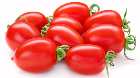 Types Of Tomatoes, San Marzano Tomatoes, Yummy Mummy, Homemade Tomato Sauce, Sliced Tomato, Italian Cooking, Roma Tomatoes, Plum Tomatoes, Tasting Table