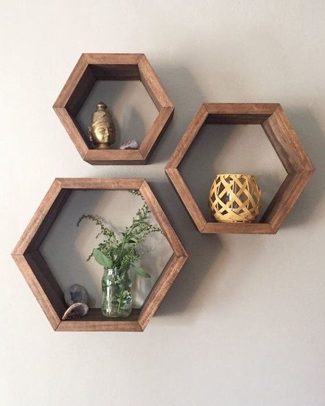 [New] The 10 All-Time Best Home Decor (Right Now) - Ideas by Misty Heald - Repisas flotantes Más información por DM #hexagono #madera #homedecor Hexagonal Shelves, Nursery Bookcase, Simple Apartment Decor, Rose Gold Interior, Simple Apartments, Gallery Shelves, Honeycomb Shelves, Geometric Shelves, Hexagon Shelves