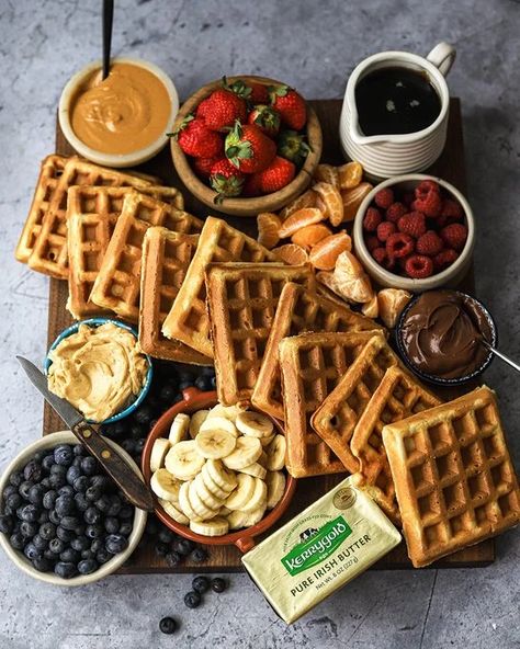 Breakfast Meat Platter, Breakfast Pastry Board, Belgian Waffles Aesthetic, Waffle Platter, Breakfast Platter Ideas, Sleepover Supplies, Breakfast Display, Waffle Board, Waffle Breakfast