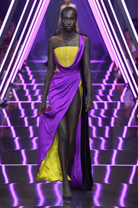 Ralph&Russo Couture Fall 2018 Purple Runway Fashion, Harmony Clothes, Purple Runway, Ralph Russo Couture, Ralph Russo, High Fashion Dresses, Runway Outfits, Led Fashion, Ralph And Russo