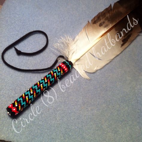 Beaded feather!!  "Circle (8) beadwork" Bead Feather Pattern, Feather Bead Pattern, Feather Beading, Beaded Feathers Native American, Beaded Eagle Feathers, Indian Beadwork Keychain, Smudge Feathers, Beaded Eagle, Beaded Smudge Feather