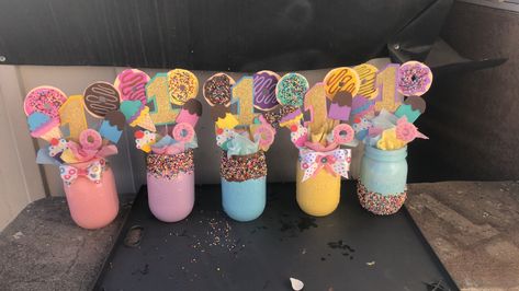 Sweet Theme Centerpieces, Donut Grow Up Party Centerpieces, Donut Party Centerpieces Diy, Sweets Centerpiece Ideas, Two Sweet Birthday Party Centerpiece, Donut Table Centerpiece, Donut Theme Centerpieces, Donut Grow Up Centerpieces, Donuts Centerpieces