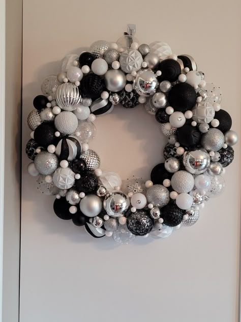 Black White And Grey Christmas Decor, Black And White Christmas Decor Diy, Black And Silver Christmas Decorations, White And Black Christmas Decor, Christmas Decorations Black And White, Black And White Christmas Decorations, Black And White Christmas Decor, Black And White Christmas Tree, Black Christmas Decorations