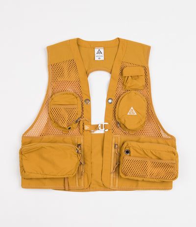 Nike ACG Buttles Vest - Gold Suede / Sanddrift / Sanddrift | Flatspot Utility Pockets Fashion, Outfits With Sleeveless Vest, Vest Design Ideas, Utility Vest Outfit, Utility Clothing, Utility Fashion, Utility Vest, Outfit Ideas For Women, Utility Style