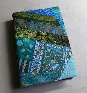 Fabric Cover Tutorial for a nicer, tighter book cover which also does not show the wrong side of the fabric. The cover doesn't have to be quilted like this Sewist Patterns, Handmade Notebook Cover, Diy Quilting Frame, Quilt Book Cover, Journal Covers Diy, Organizing Planner, File Cover, Fabric Books, Fabric Book Covers