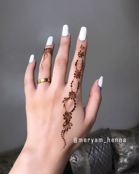 75 Small Mehndi Designs For Front Hand, For Kids, & Simple! - Wedbook Simple Henna Finger Designs, Simple Elegant Mehndi Designs, Henna Main Simple, Inai Simple, Bts Mehndi Designs, Finger Henna Designs Simple, Henna Art Simple, Simple Henna Designs Hand, Aesthetic Mehndi