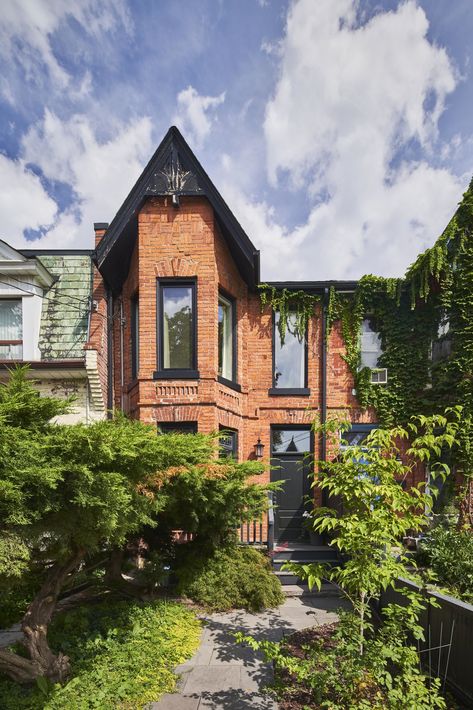 The modern extension in back belies the historic brick facade. #dwell #mullethomes #toronto #modernhometours Modern Victorian Farmhouse, Toronto Houses, Brick Siding, Build A Frame, Victorian Farmhouse, Modern Extension, Kitchen And Bath Remodeling, Modern Victorian, Cabinetry Design