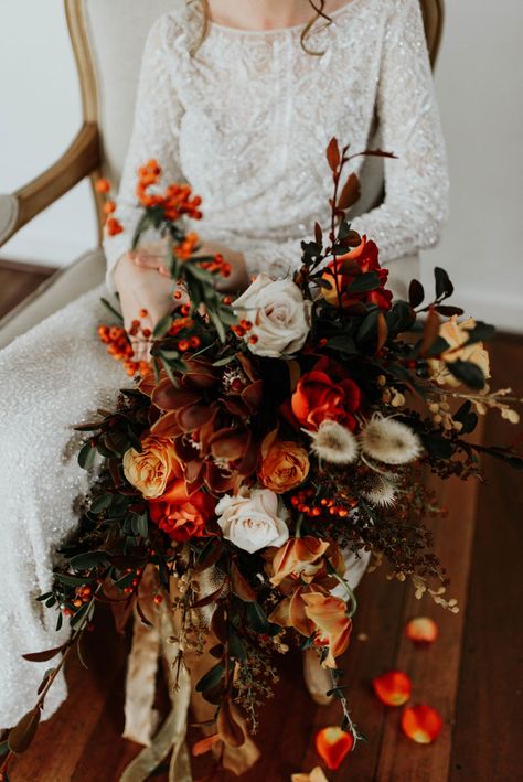 Fall Wedding Bridal Bouquets, Orange Wedding Bouquet, Burnt Orange Weddings, Red Bouquet Wedding, Bridal Bouquet Fall, Autumn Bride, Unique Wedding Flowers, Fall Wedding Bouquets, Fall Wedding Flowers