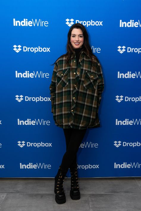 Anne Hathaway 2023, Sundance Film Festival Fashion, Film Festival Fashion, Winter Festival Outfit, Tiny Dress, Sundance Style, Touch Down, Winter Festival, Sundance Film Festival