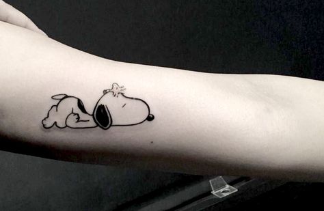 Tatoo Dog, Pet Memorial Tattoo, Snoopy Drawing, 42 Tattoo, Snoopy Tattoo, Matching Tattoo, Small Tattoo, Celebrity Art, First Tattoo