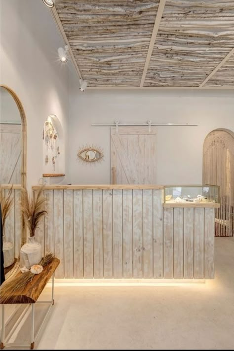 Boho salon front desk aesthetic Deco Spa, Shop Counter Design, Esthetician Room Decor, Spa Interior Design, Esthetics Room, Spa Room Decor, Salon Suites Decor, Dream Salon, Store Design Boutique