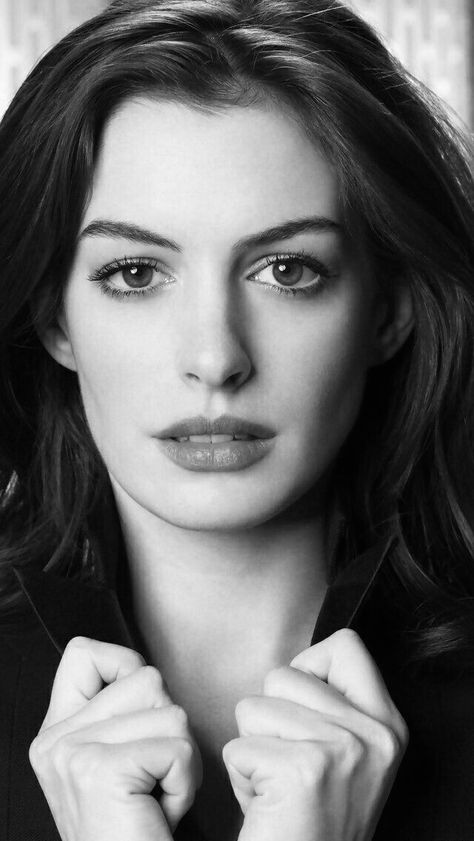 Anne Hathaway Pics, Ann Hathaway, 얼굴 드로잉, 얼굴 그리기, Portrait Photography Women, Face Photography, Celebrity Portraits, Black And White Portraits, Anne Hathaway