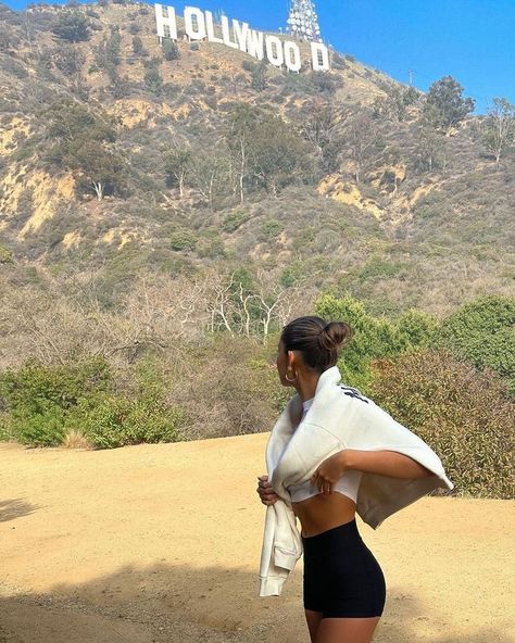 @evarankiin on instagram Los Angeles Aesthetic Outfit, Hollywood Hike, Los Angeles Photoshoot, La Hikes, Los Angeles Pictures, La Aesthetic, California Pictures, Los Angeles Aesthetic, Cali Life