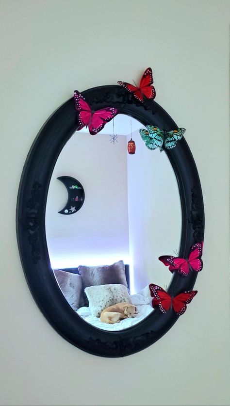 Butterfly Mirror Decor Diy, Diy Butterfly Mirror, Butterfly Mirror, Art Papillon, Diy Butterfly, Mirror Sign, Room Idea, Diy Mirror, Butterfly Art