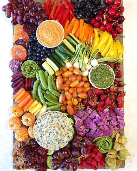 How to Make a Fruit and Veggie Party Platter #weelicious #party #platter #partyplatters #partyideas #fruits #veggies Fruit And Veggie Grazing Table, Fruit And Vegetable Charcuterie Board, Party Boards, Nut Free Snacks, Rainbow Waffles, Vegetarian Christmas, Holi Party, Fruit And Veggie, Party Platter