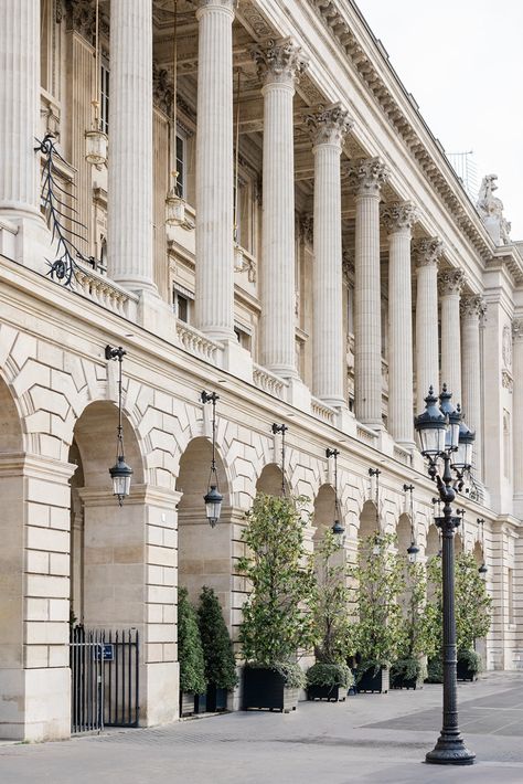 Discover the sumptuous setting of the Hôtel de Crillon in Paris, the ideal place to celebrate your luxury wedding. Let yourself be seduced by its timeless elegance and French refinement. Contact us today for an exceptional wedding in the heart of the City of Light. Wedding planner & design: Romance Wedding Paris Hotel Particulier Paris, Hotel De Crillon, French Chateau Wedding, Wedding Paris, Baroque Era, Neoclassical Architecture, Romance Wedding, Chateau Wedding, Baroque Design