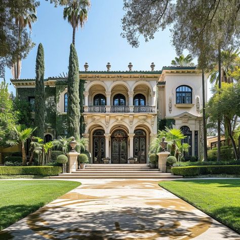 Inside Nicolas Cage's Former Beverly Hills Mansion Beverly Hills Homes Exterior, Beverly Hills Houses Exterior, 80s House Interior, Beverly Hills Homes, California Mansion, Celebrity Home, 80s House, Beverly Hills Mansion, Mansion Exterior