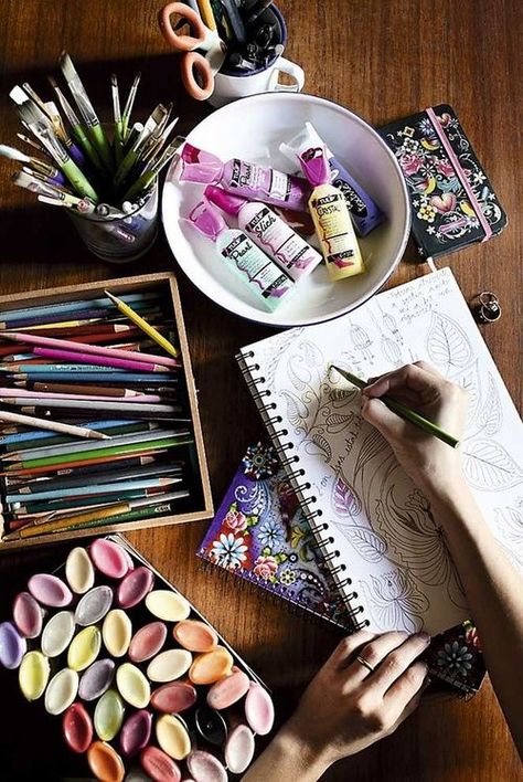 Awesome art studio, I love it! Classe D'art, Artist Supplies, Artist Aesthetic, Artist Life, Art Tools, Art Journals, Space Art, Art Studios, Creative Space