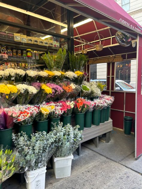 Flower Shop Pictures, Nyc Bodega, Nyc Flower Shop, Picture Ideas Aesthetic, Nyc Flowers, Shop Pictures, Aesthetic Nyc, Dream Jobs, Flower Store