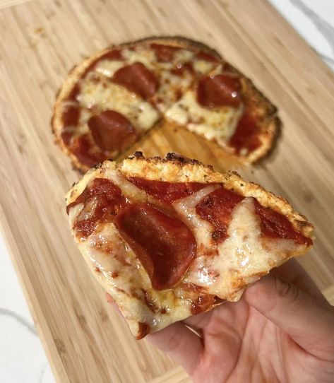 Cottage Cheese Pizza Crust (Gluten Free, High Protein) - Calla's Clean Eats Cheese Pizza Crust, Gluten Free Breakfast Pizza, Cottage Cheese Pizza, Pizza Alternatives, Cottage Cheese Recipes Healthy, Cheese Crust Pizza, Protein Pizza, Gluten Free Pizza Crust, Gluten Free Lunch