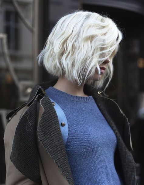 Coupe de cheveux carré dégradée effilé hiver 2015 Bleach Blonde Hair, Hair Cute, Bleach Blonde, Long Bob Hairstyles, Bob Hair, Grunge Hair, Hair Envy, Good Hair, Platinum Blonde