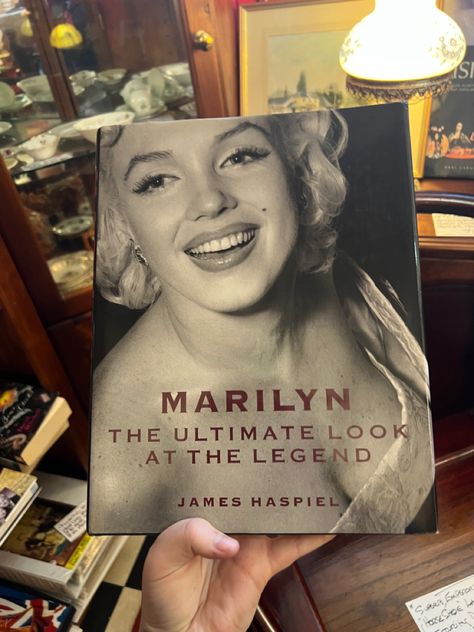 ‘Marilyn The Ultimate Look At The Legend’ James Haspiel. Marilyn Monroe Books, Marilyn Monroe Fashion, How To Disappear, Marilyn Monroe Art, Candle In The Wind, Marilyn Monroe Photos, Priscilla Presley, Inspirational Books To Read, Norma Jean