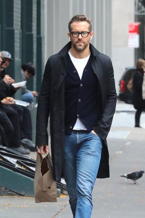 Ryan Reynolds Style, Handsome Men Quotes, Handsome Style, Handsome Arab Men, Summer Mens, Ryan Reynolds, Sneakers Men Fashion, Blake Lively, Mens Casual Outfits