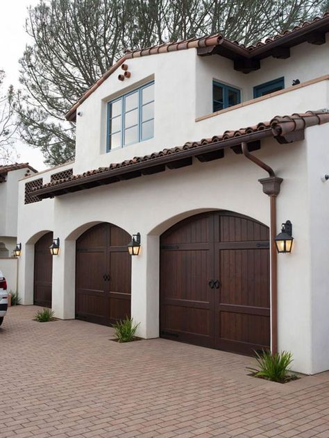 Hacienda Outdoor Patio, Hacienda Ranch Style Homes, Spanish Style Windows, Spanish Style Garage Doors, Spanish Style Garage, Modern Spanish Style Homes Exterior, Spanish Style Ranch Homes, Spanish Garage, Modern Spanish House Exterior