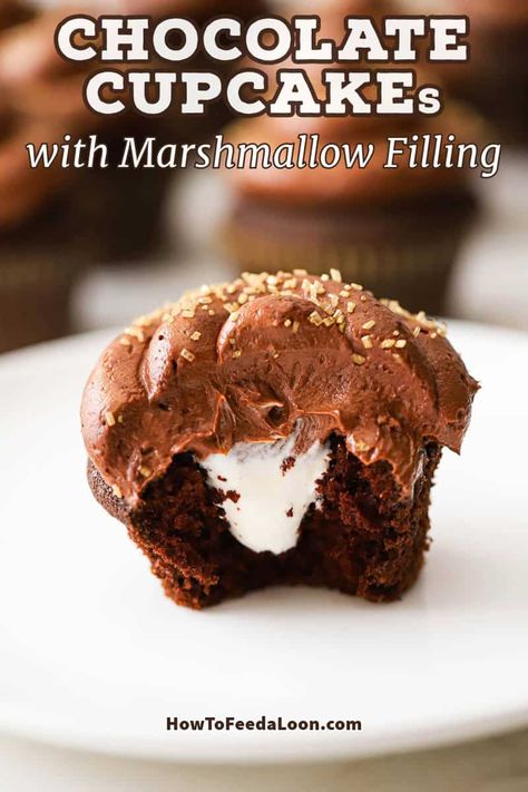 Marshmallow Fluff Cake Filling, Marshmallow Stuffed Cupcakes, Pudding Stuffed Cupcakes, Cupcake Filling Recipes, Cake Cream Filling, Chocolate Marshmallow Cake, Creme Cupcake, Cake Valentine, Cream Filled Cupcakes