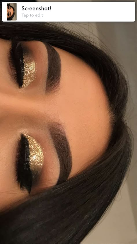 Black And Gold Halo Eyeshadow, Black Golden Makeup, Black And Gold Birthday Makeup, Prom Makeup For Brown Eyes Yellow Dress, Black And Gold Prom Aesthetic, Black And Gold Quince Makeup, Black And Gold Prom Makeup, Quince Black And Gold, Black And Gold Eyeshadow Looks