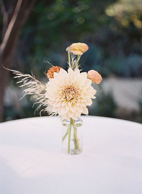 5 Reasons to Feature Pampas Grass in your 2017 Wedding Dahlia Centerpiece, Wedding Boho Chic, Wedding Flowers Tulips, Beach Wedding Flowers, Unique Wedding Flowers, Boho Chic Wedding, Wedding Boho, Center Pieces, Wedding Table Centerpieces