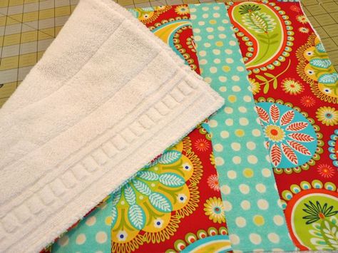 Handy Quilted Dish Mat (Link to tute) - HOME SWEET HOME Dish Dryer, Diy Dish, Bazaar Ideas, Decorative Kitchen Towels, Water Drip, Moms Crafts, Towel Crafts, Fabric Coasters, Quilt Block Tutorial