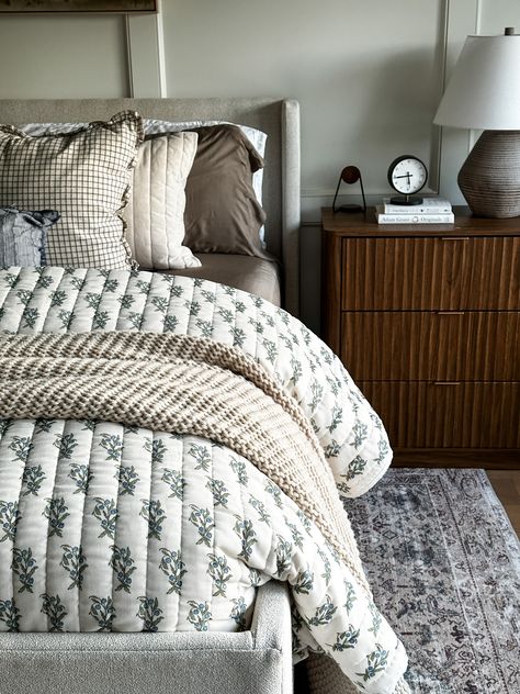 Bedding Ideas With Quilts, Duvet With Quilt, Guest Room Comforter Ideas, Teal Bedding Ideas Color Combos, Patterned Bedding Ideas, Warm Bedding Ideas, Vintage Farmhouse Bedroom Ideas, Quilt Bedding Aesthetic, Comforter Set Ideas