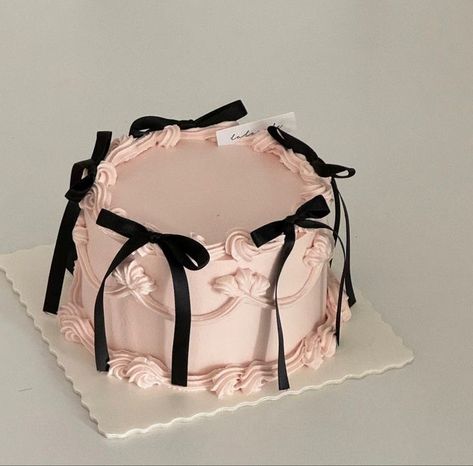 Coquette Bento Cake, Bow Cakes Birthday, Bolo Vintage, Ribbon Cake, Vintage Birthday Cakes, Bow Cakes, Korean Cake, Mini Cakes Birthday, Creative Birthday Cakes