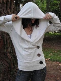 Take an old sweatshirt and make it new ... http://longearedlove.blogspot.com/2011/09/sweatshirt-redo-tutorial.html Hoodie Tutorial, Button Hoodie, Large Sweater, Diy Vetement, Creation Couture, Clothes Ideas, Sewing A Button, Yohji Yamamoto, Mode Inspiration