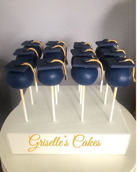 Cute Graduation Desserts, Cake Table Decorations Graduation, Graduation Cake Pops Grad Cap, Graduation Cap Cake Pops, Graduation Baking Ideas, Graduation Party Cake Pops, Senior Graduation Cake, Graduation Sweets Ideas, Cake Pop Graduation Ideas